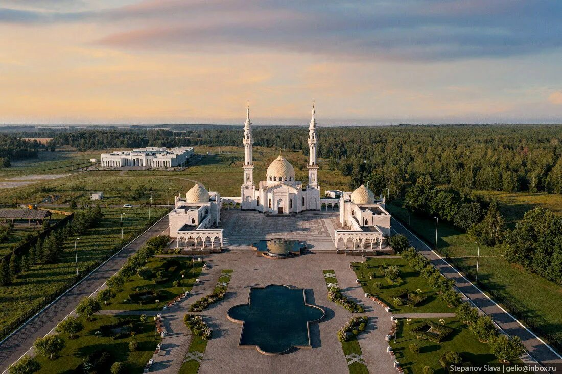 Мечеть Булгар Татарстан. Музей заповедник Булгар Казань. Белая мечеть Казань Болгар. Казань белая мечеть в Булгаре.