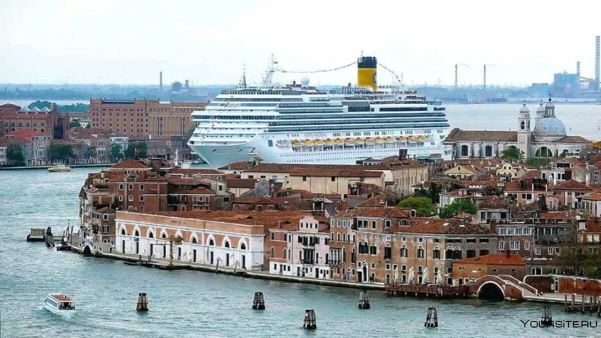 Msc magnifica в венеции. Владивосток круизный лайнер русь. Лайнер магнифика в венеции. Лайнер магнифика в венеции. Msc magnifica в венеции.