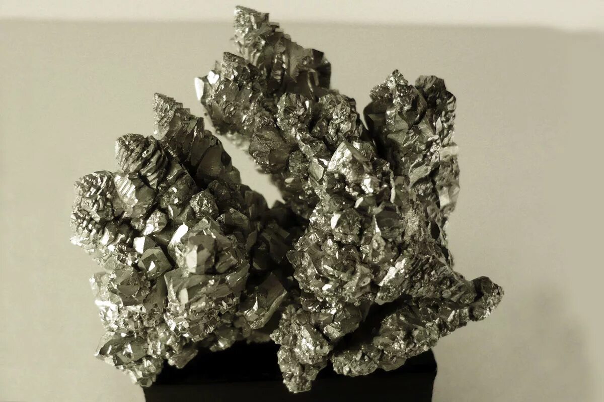 Олово один из первых металлов. Оловянный Колчедан касситерит. Олово / Stannum (SN). Самородное олово. Олово из касситерита металл.
