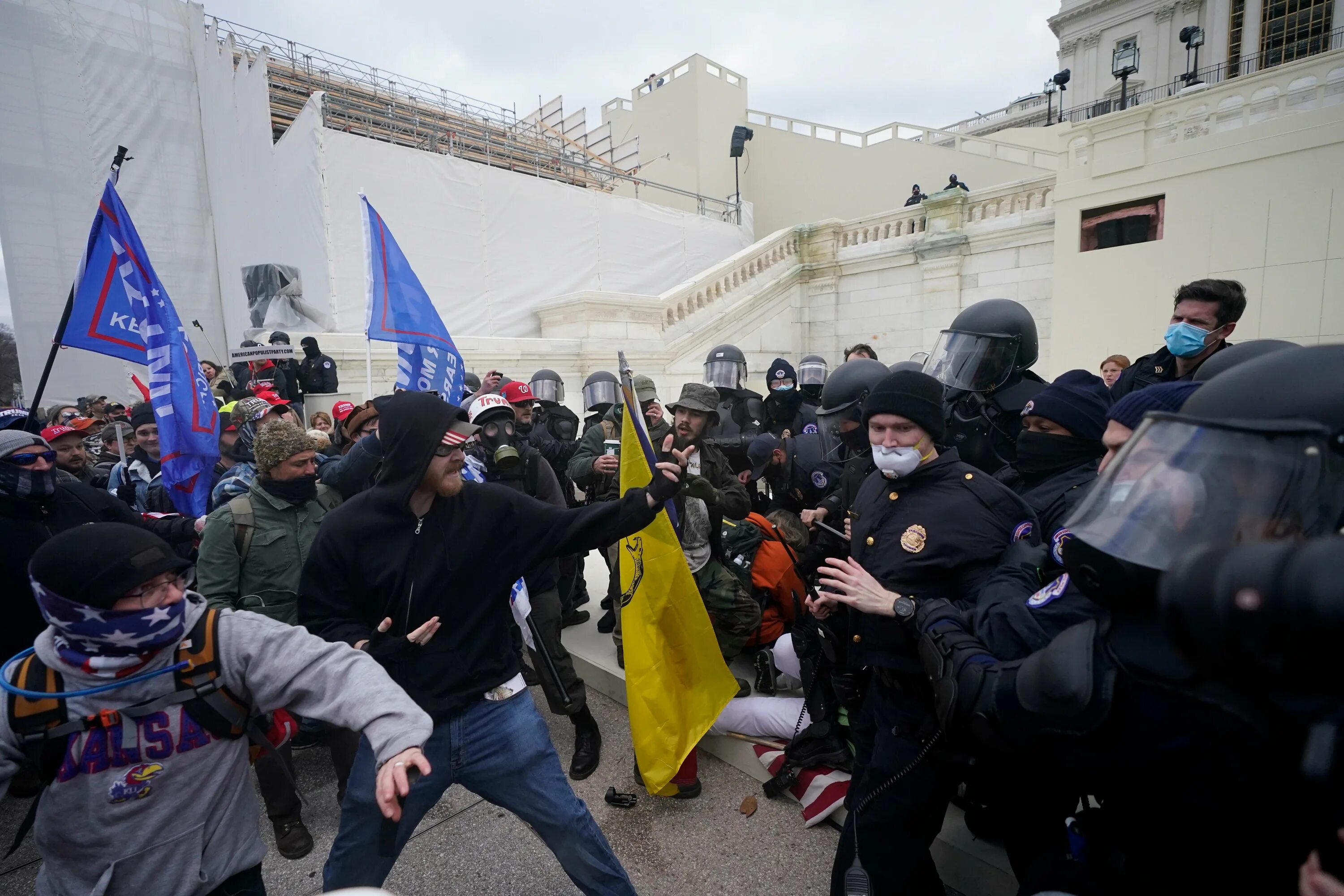 Захват капитолия. Захват Капитолия США 2021. Протесты в конгрессе. Штурм Капитолия в США 2021 полиция. Госпереворот в США.