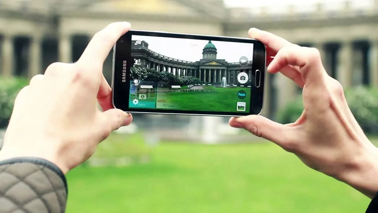 Фото через телефон. Съемка на телефон. Фотографирует на телефон. Видеосъемка на телефон. Съемка на мобильный телефон.