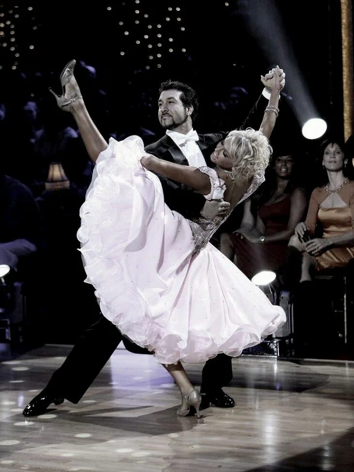 Разновидность быстрого фокстрота 8. Фокстрот танец. Квик степ танец. Платье для европейской программы. Платья квикстеп.