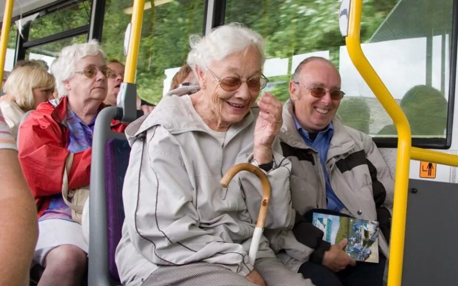 Льготные проездные для пенсионеров. Пожилые люди в автобусе. Пенсионеры в автобусе. Пожилые в общественном транспорте. Транспорт для пожилых людей.