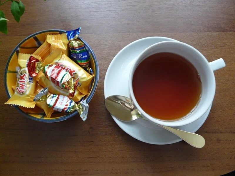 Выпил чашку чая съел сытный завтрак. Чай с конфетами. Чай с лимоном. Чай со сладостями. Чашка с чаем.