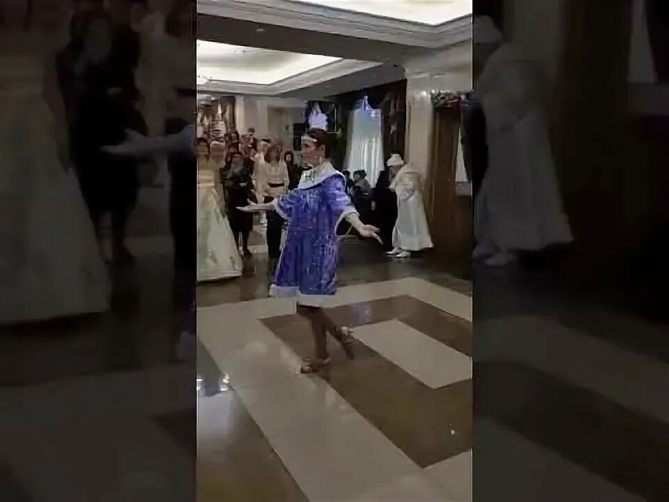Фокус с переодеванием платьев разоблачение видео. Фокус с переодеванием платьев. фокус с переодеванием платьев разоблачение. секрет фокуса с переодеванием платьев. шоу с переодеванием платьев.