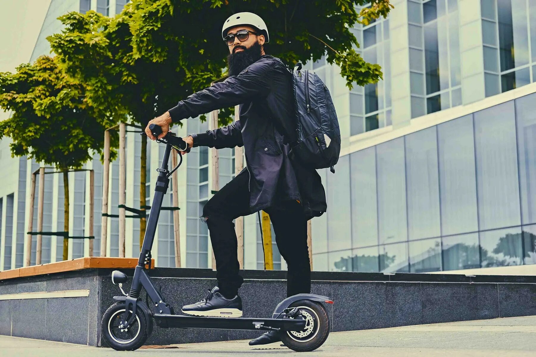 Электросамокат Foldable Electric Scooter. Электроскутер самокат 2022. Электросамокат Scooter 150 кг. Электровелосипед Segway. Человек едет на самокате