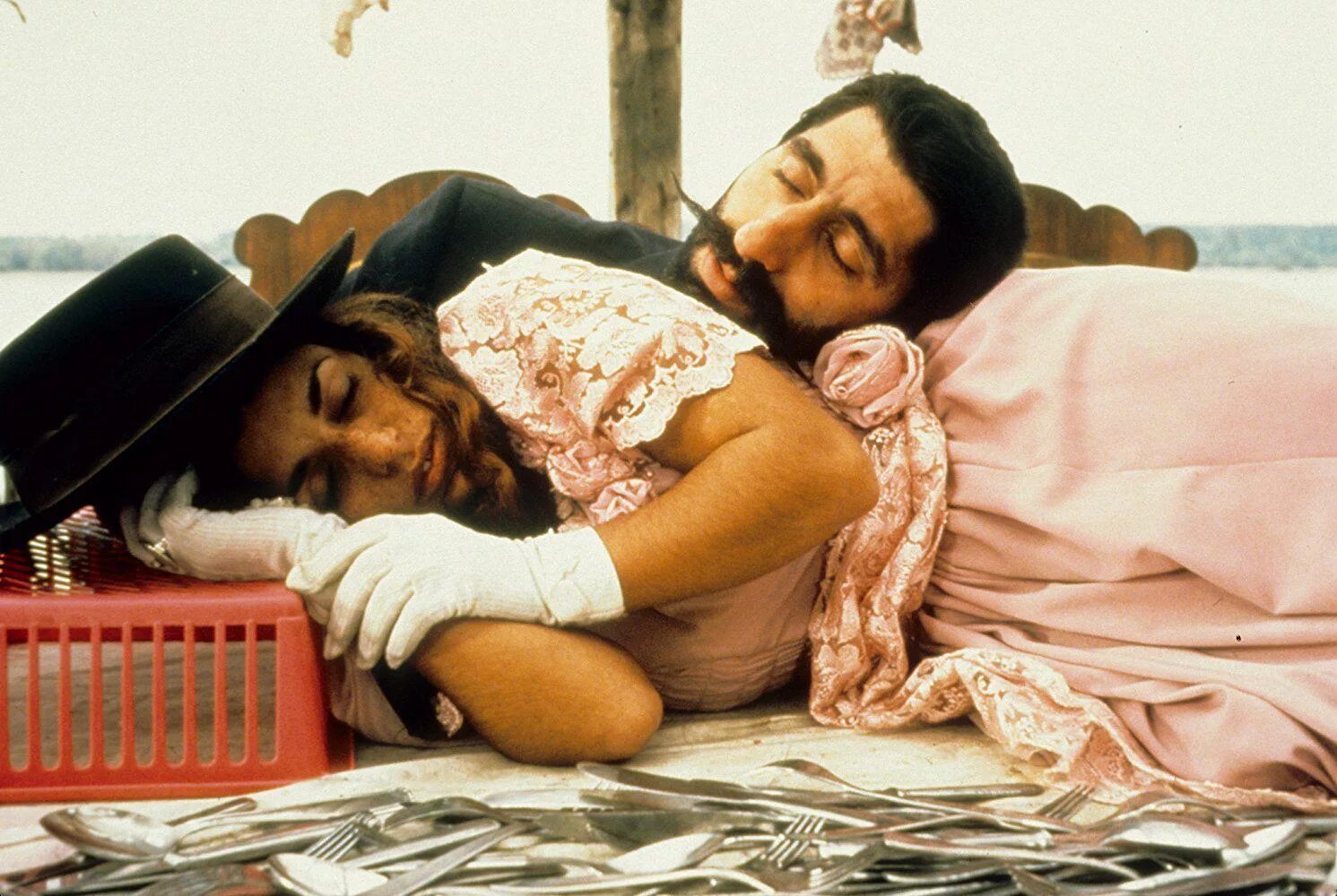 черная кошка белый кот кустурица. срджан тодорович черная кошка белый кот. эмир кустурица черная кошка белый кот. белый кот черный кот кустурица. белый кот черная кошка фильм кустурица.