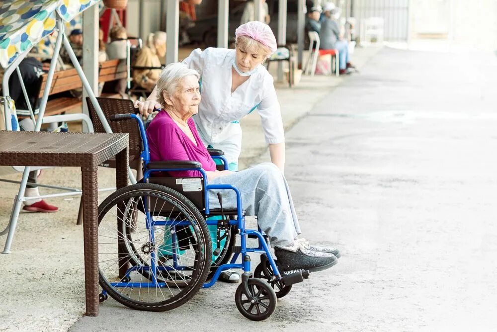 Пансионат с деменцией добро. Инвалид колясочник. Н Тагильский пансионат для престарелых и инвалидов. Пансионат Сходня для пожилых. Бытовой робот для пожилых и инвалидов.
