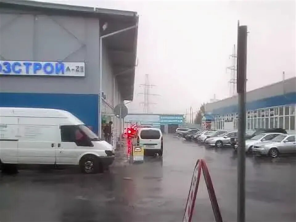 Три дня дождя луганск. Наводнение хохловский переулок. Ливень в подольске. Сильный дождь. Ураган в подольске.