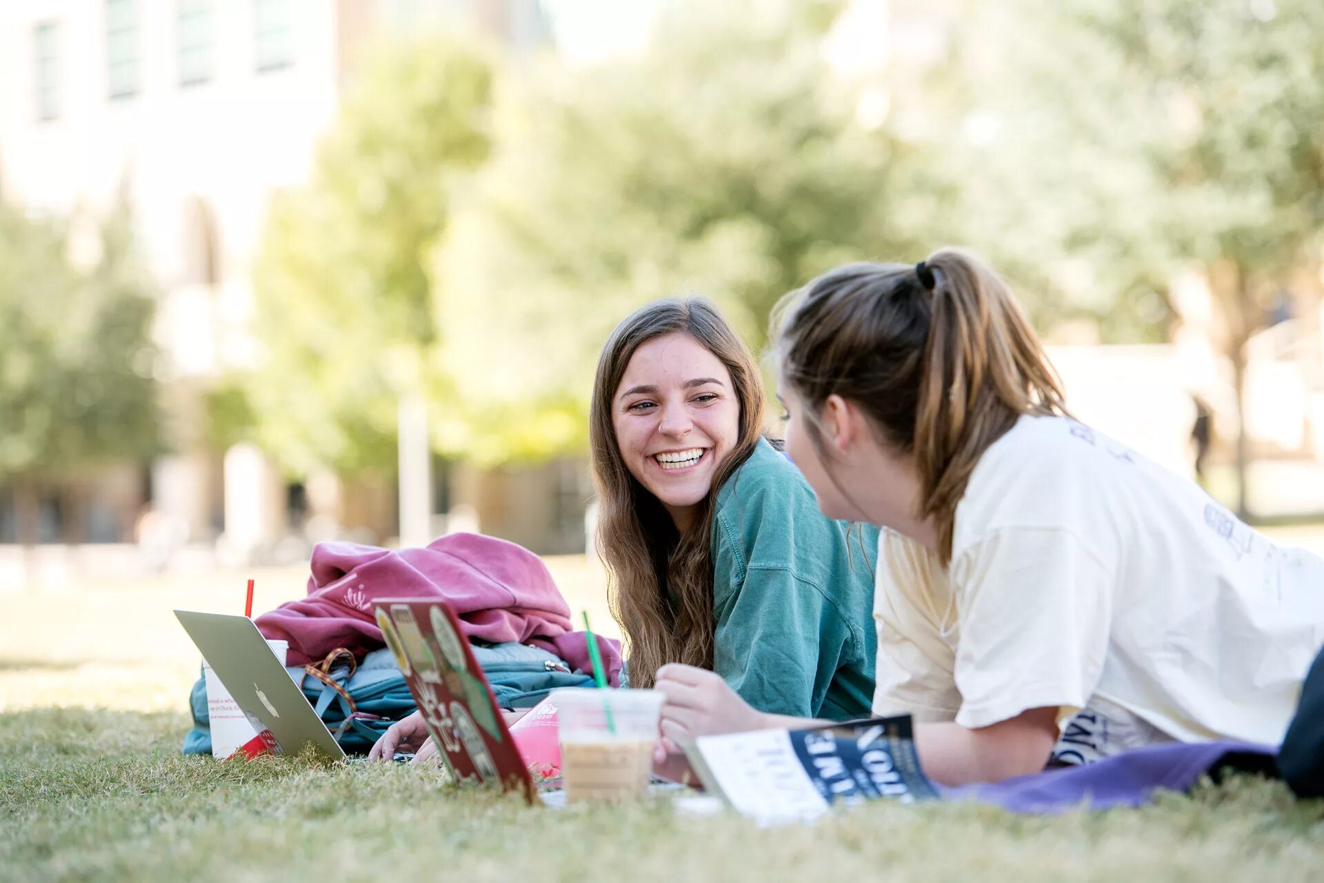 ученица старших классов. молодые студенты в кафе. Students enjoy. общительный человек. американские студенты.