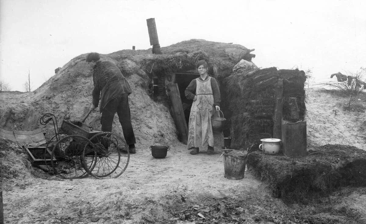 Поселенец в чужих местах. Землянки в Мурманске в 1970 годы люди жили. Переселенцы в Сибирь 19 век. Землянки переселенцев. Советская землянка.