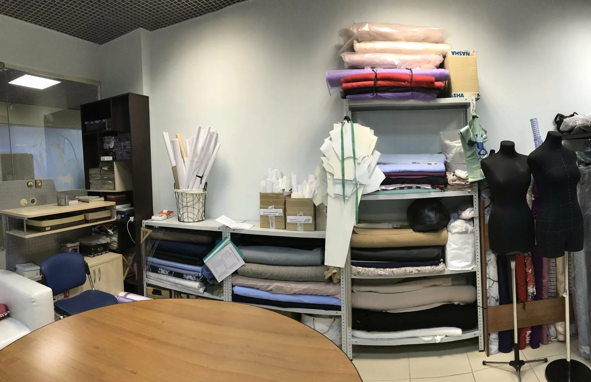 Ателье по пошиву и ремонту одежды. Швейное оборудование для ателье. Мастерская по пошиву одежды. Интерьер швейного ателье. Ателье реклама.