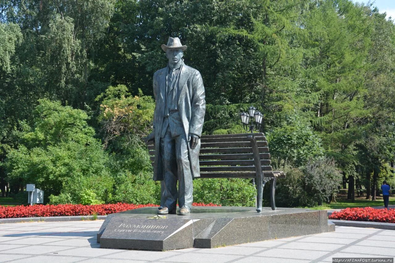 Звучащий памятник. Кремлёвский парк Рахманинов Великий Новгород. Памятник Рахманинову Великий Новгород. Памятник Сергею Рахманинову. Памятник Сергею Рахманинову в Великом Новгороде.