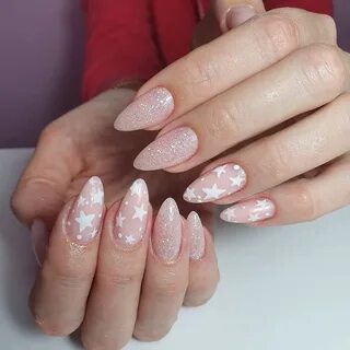 Новогодний маникюр миндаль нежный