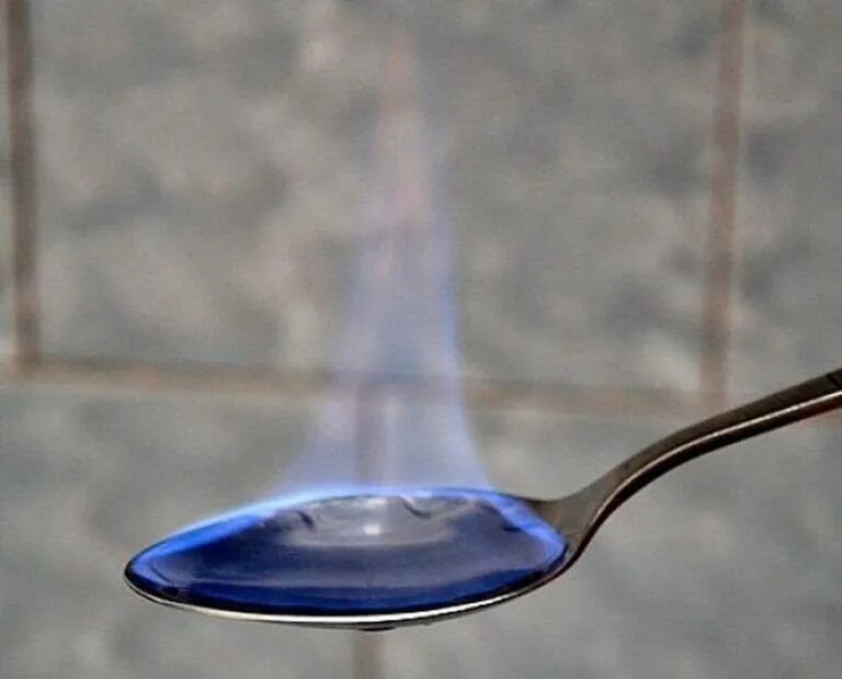 горящая водка. спирт горит. самбука алкоголь. горение алкоголя. горение браги.