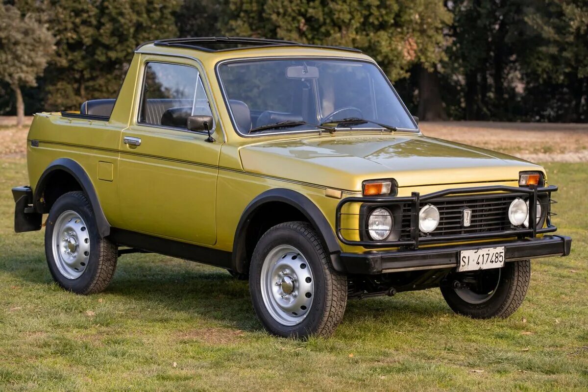Легковой автомобиль нива. Ваз 2121 нива оранжевая. Lada 4×4 (ваз-2121 «нива»). Лада нива 2121 4х4. Лада нива 4*4 2121.