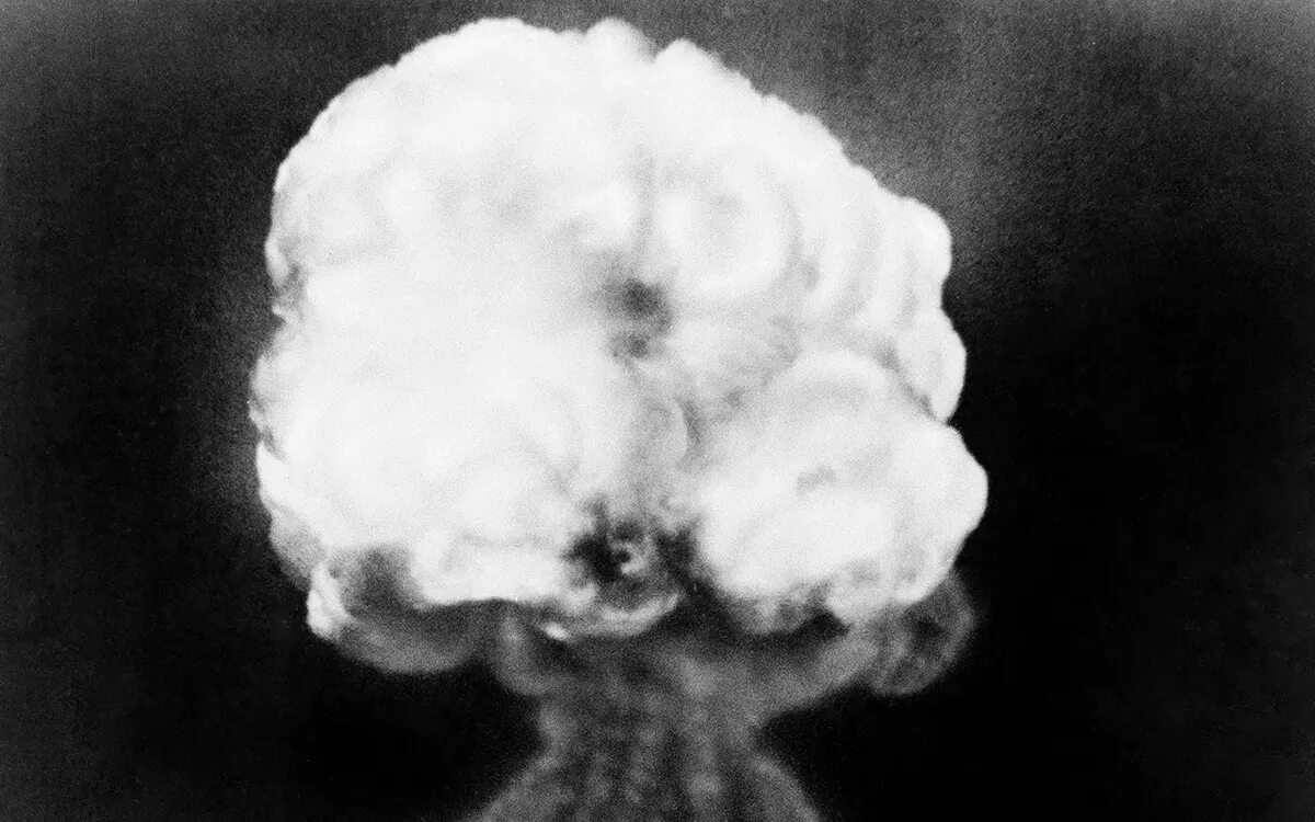 Испытание первой атомной. Испытание атомной бомбы в Нью Мексико. Тринити испытание ядерного оружия. Ядерный взрыв Тринити 1945. Испытание первой атомной бомбы («Тринити») в США..