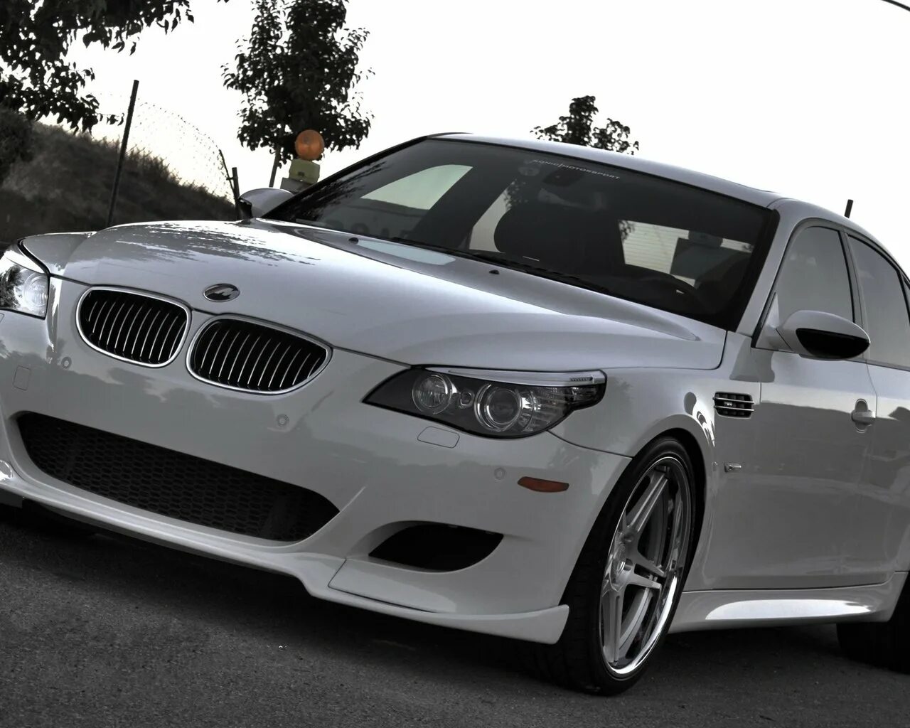 Дром е60. Бмв м5 е60 белая. bmw m5 e60. bmw e60 белая. bmw m5 e60 white.