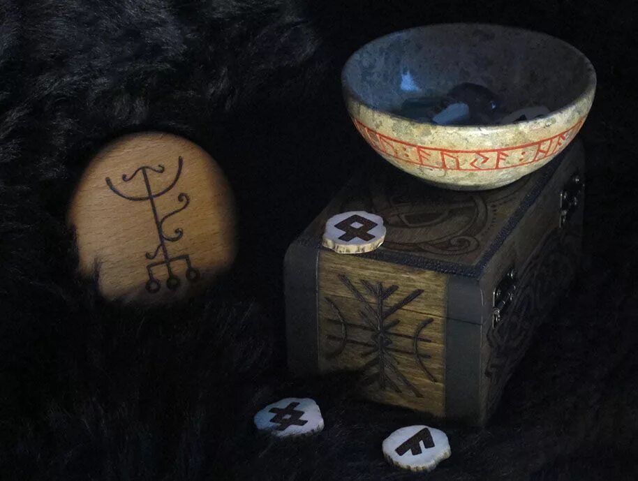 свечи руны. руны ставы от черной магии защита. рунический ритуал. ритуальные руны. скандинавские руны.