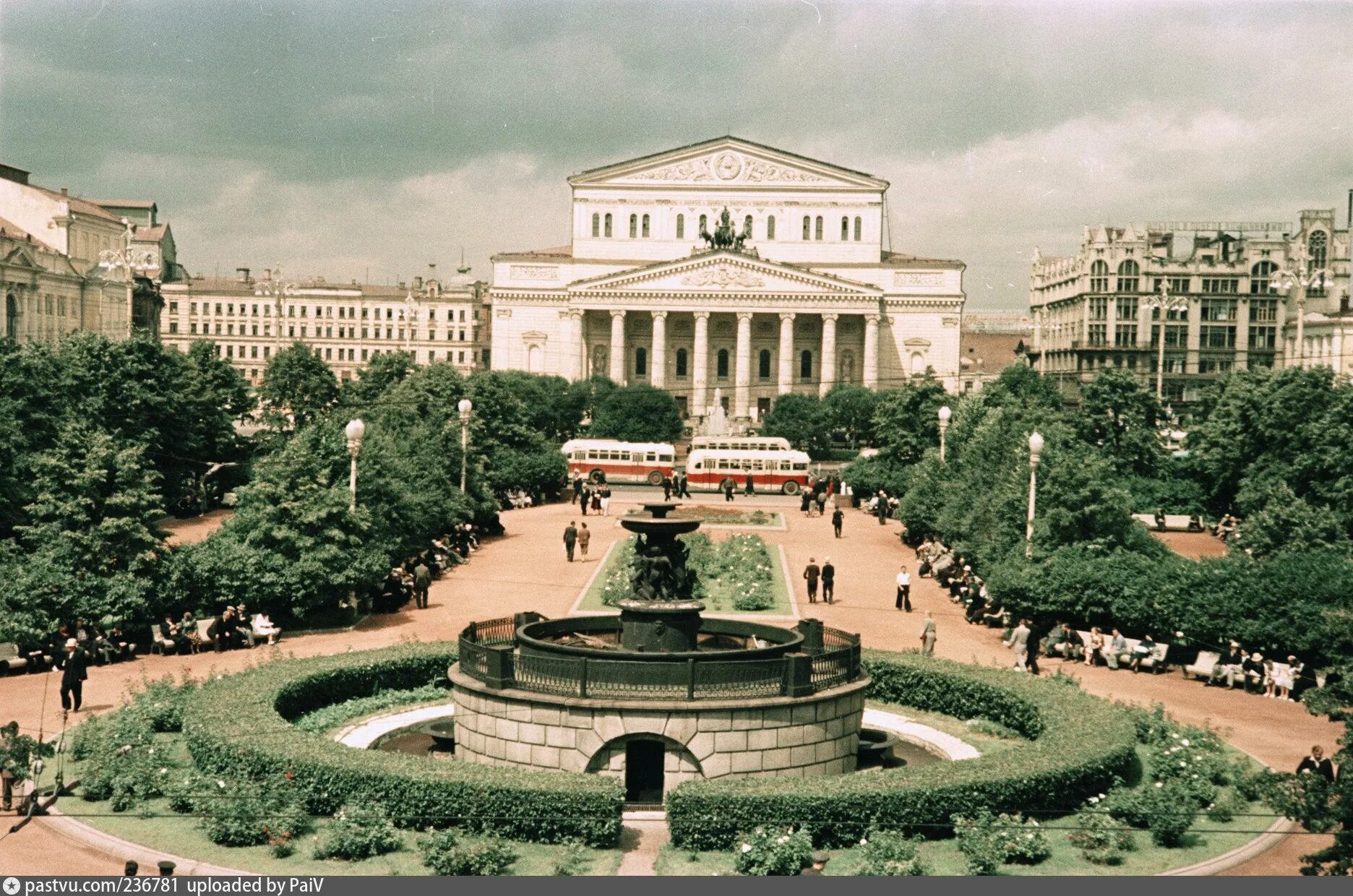 Большой театр в Москве 1950. Большой театр сквер СССР. Театральная площадь Москва. Театр СССР 50е. Театры 1990 года