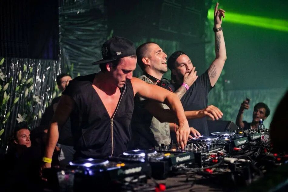 Dimitri vegas like mike tiësto. Dimitri vegas like mike tiësto. Dimitri vegas & like mike. Dimitri vegas & like mike, r3hab, prezioso - shooting darts. Dimitri vegas & like mike.