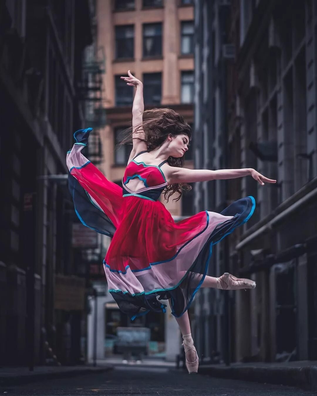 Фотограф Омар Роблес балет. Девушка танцует. Уличная танцовщица. Красивый танец.