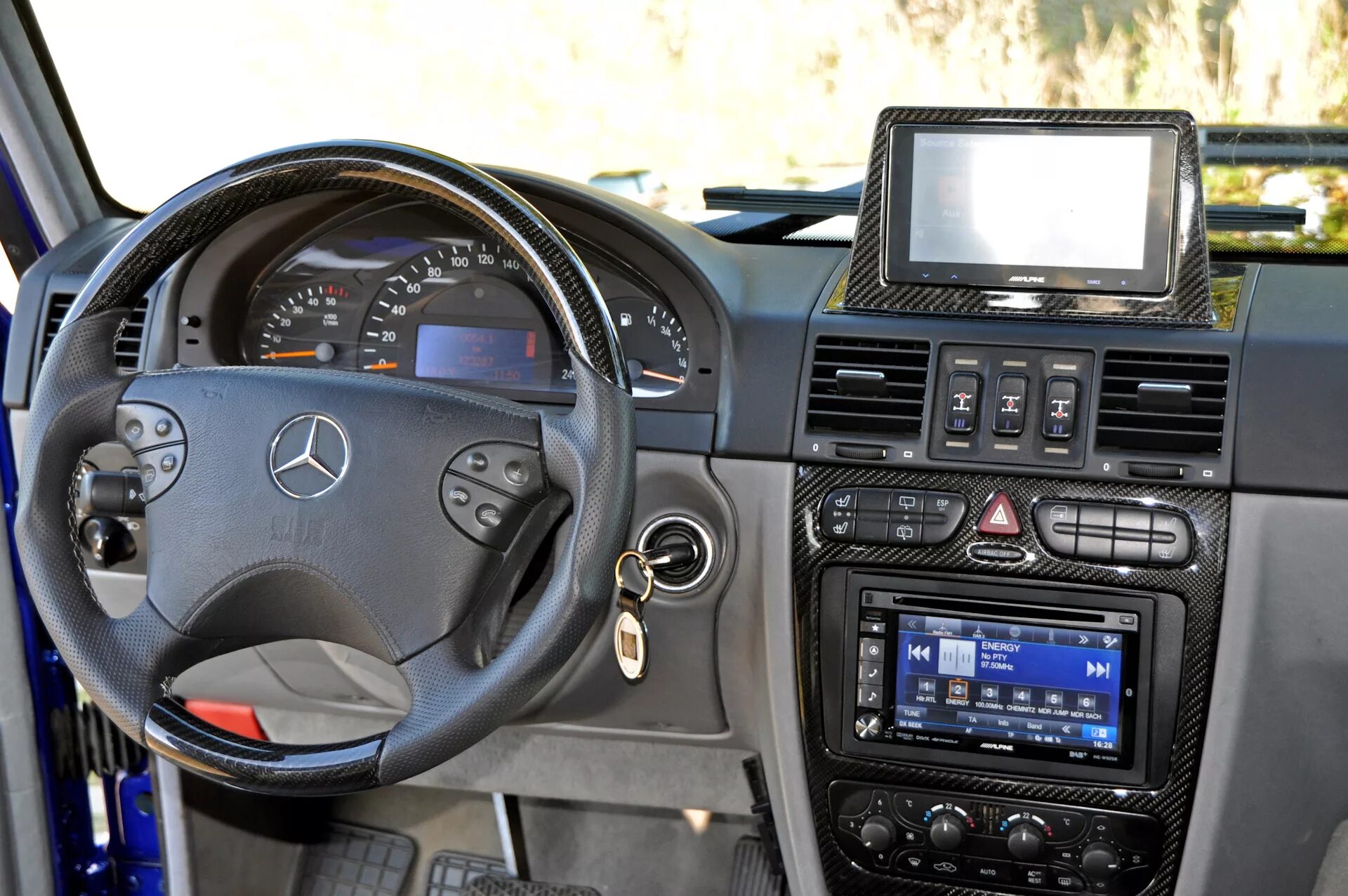 Магнитола гелендваген w463. Экране гелик. Mercedes benz g class. Mercedes benz g63 приборная панель. Экране гелик.
