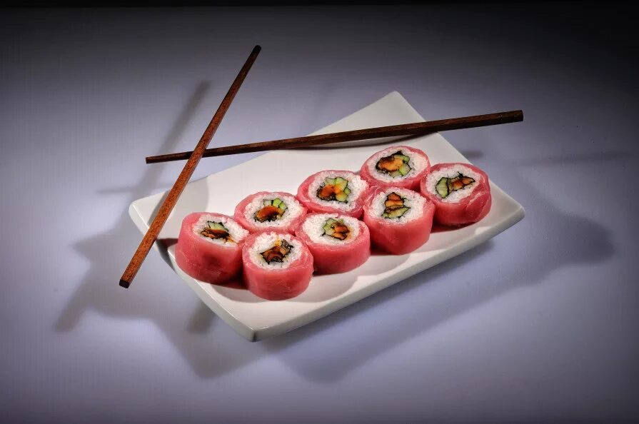 Роллы на светлом фоне. Суши фуд роллы. Блюда в японском стиле. Японская еда. Суши фуд.