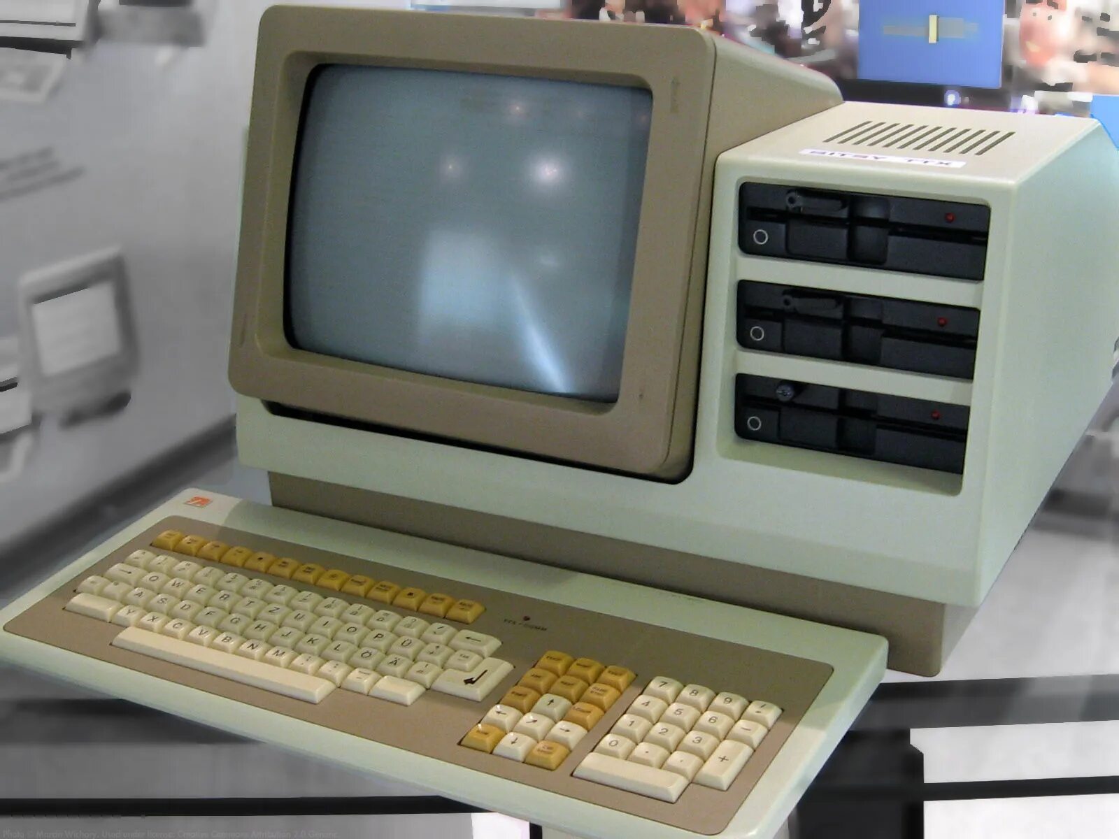 A computer can carry. ფრინავი კომპიუტერი Sedd. Greetings на ПК. მფრინავი პერსონალური კომპიუტერი Seed. კომპიუტერი შესახებ მონიტორი jpg.