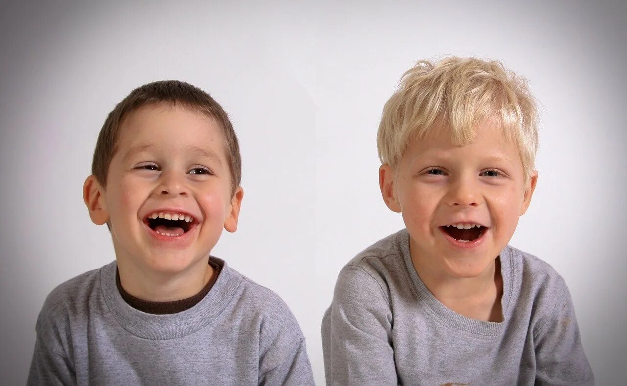 Children laughing. Эмоции для детей. Мальчик улыбается. Веселые дети. Дети смеются.