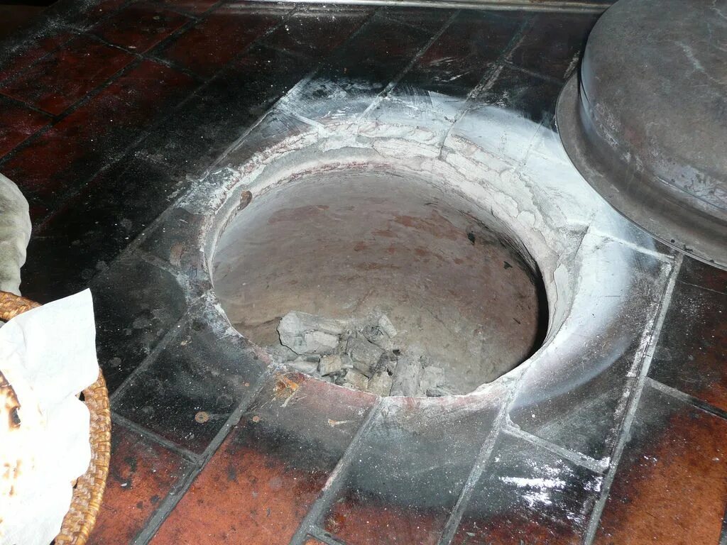Тандыр для дачи своими руками из кирпича. Тандыр в яме. армянский подземный тандыр. тандыр в земле из кирпича. стационарный тандыр из кирпича.