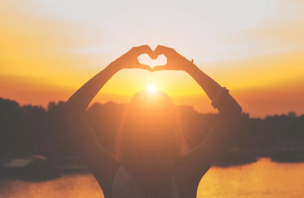 солнце в воде в ладонях. поклонение солнцу. сердце в руках. рука в море. рука на фоне солнца.