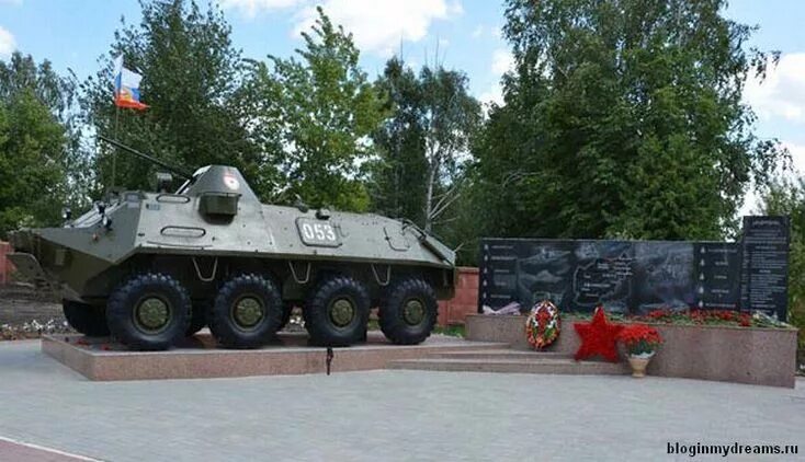 Новая усмань воронежская область памятник собакину. Памятники в новой усмани. Памятники в новой усмани. Братская могила новая усмань. Новая усмань воронежская область.