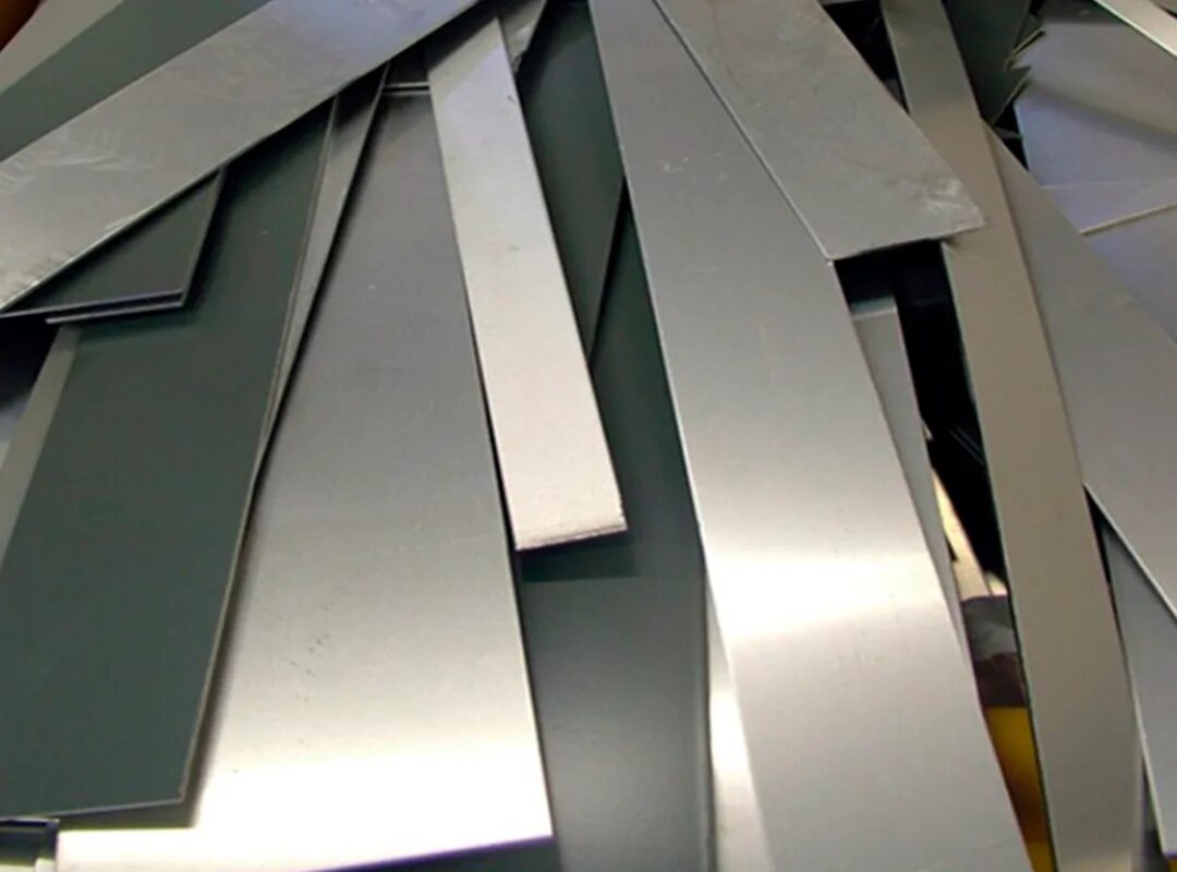 Гильотина для рубки металла. Гильотина рубка листа металла промышленная. Вырубка металлическая листовая. Рубка листового металла. Рубка листового металла гильотиной.