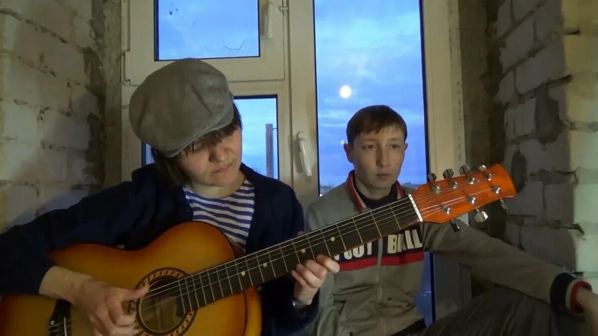Дворовые песни под гитару видео. Дворовые песни под гитару. Дворовая гитара. Под гитару дворовые. Песни-90-х под гитару армейские.