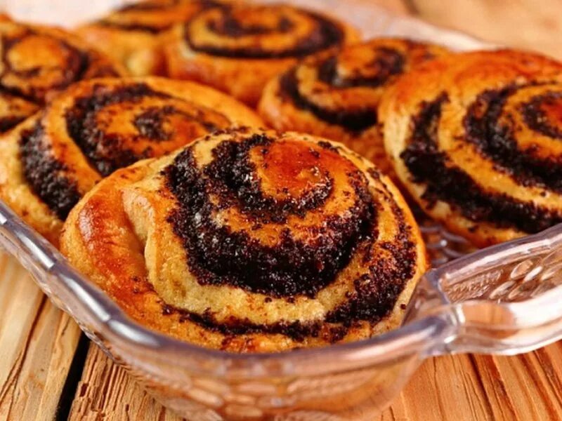 вкусные булочки с маком. плюшка с маком и сахаром. булочка с маком сердечко. булочка с маком. булочки с маком и сахаром.