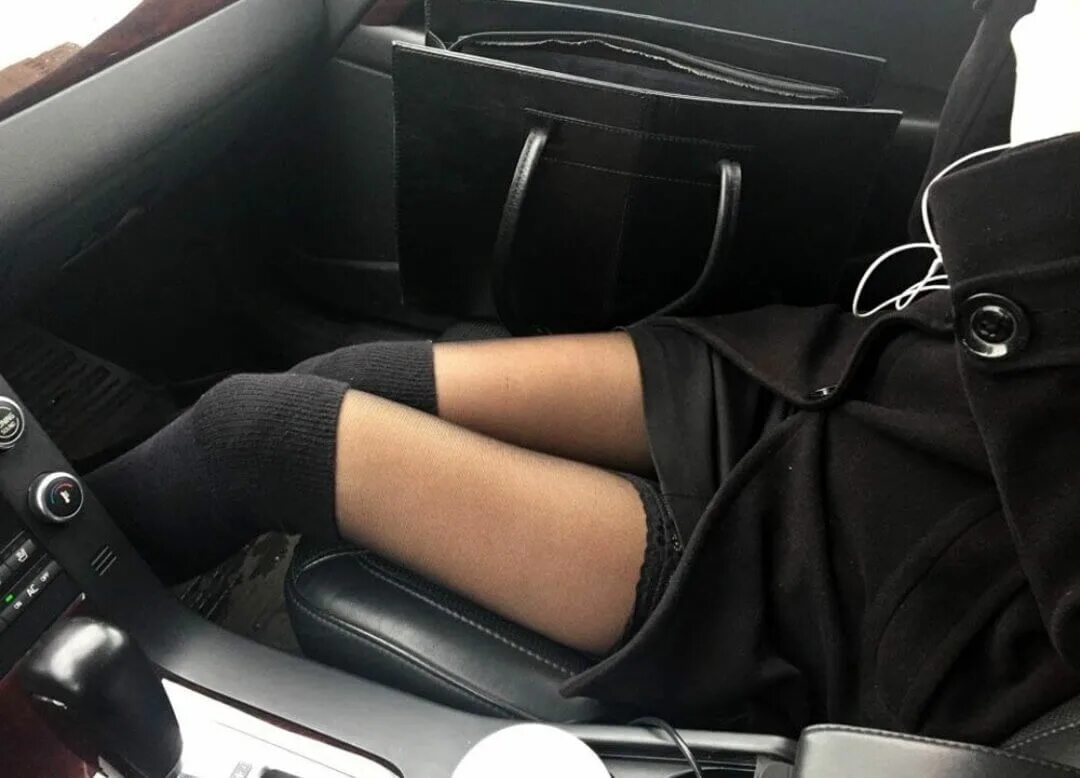 Девушки в чулках в машине. Женские ножки в авто. девушки ноги в автомобилях. женские ноги в машине. девушка в авто ноги.