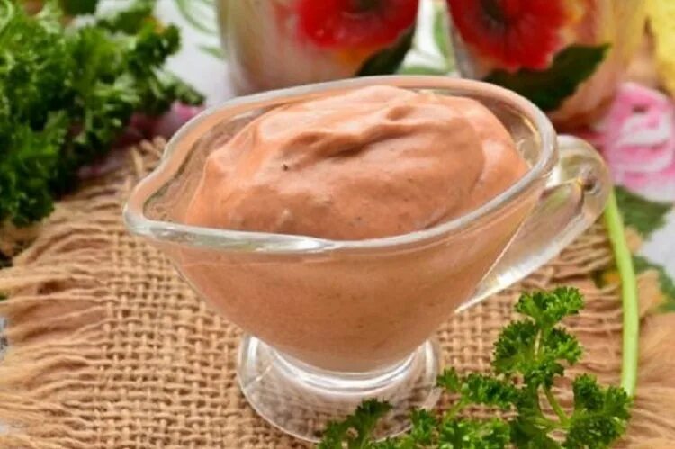 Томатная паста в духовке в домашних. Харисса тунисская. Соус для рыбы. Соус сметанный с томатом и луком. Соус из помидоров в полоску.