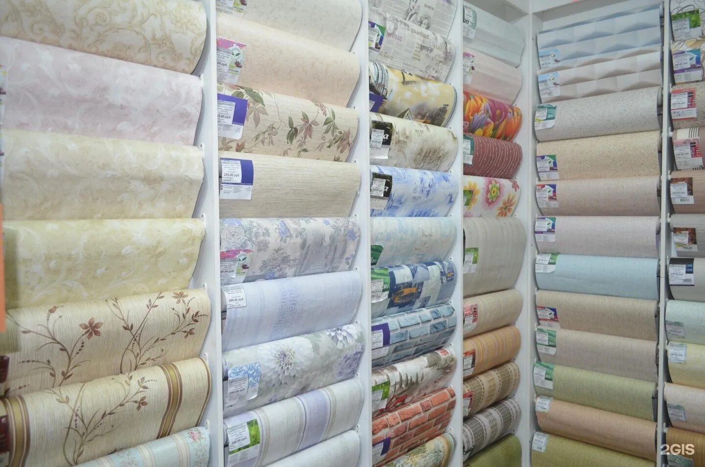 Центр обоев пенза ул дружбы. Современный ассортимент обоев. Можно ли сдать обои обратно в магазин лишние. Можно сдать обои. Витрина для обоев.