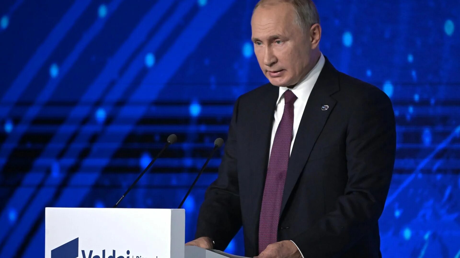 Валдай выступление. Путин валдай 2025. путин рассказывает. президент нато 1994. путин владимир владимирович на медведе.