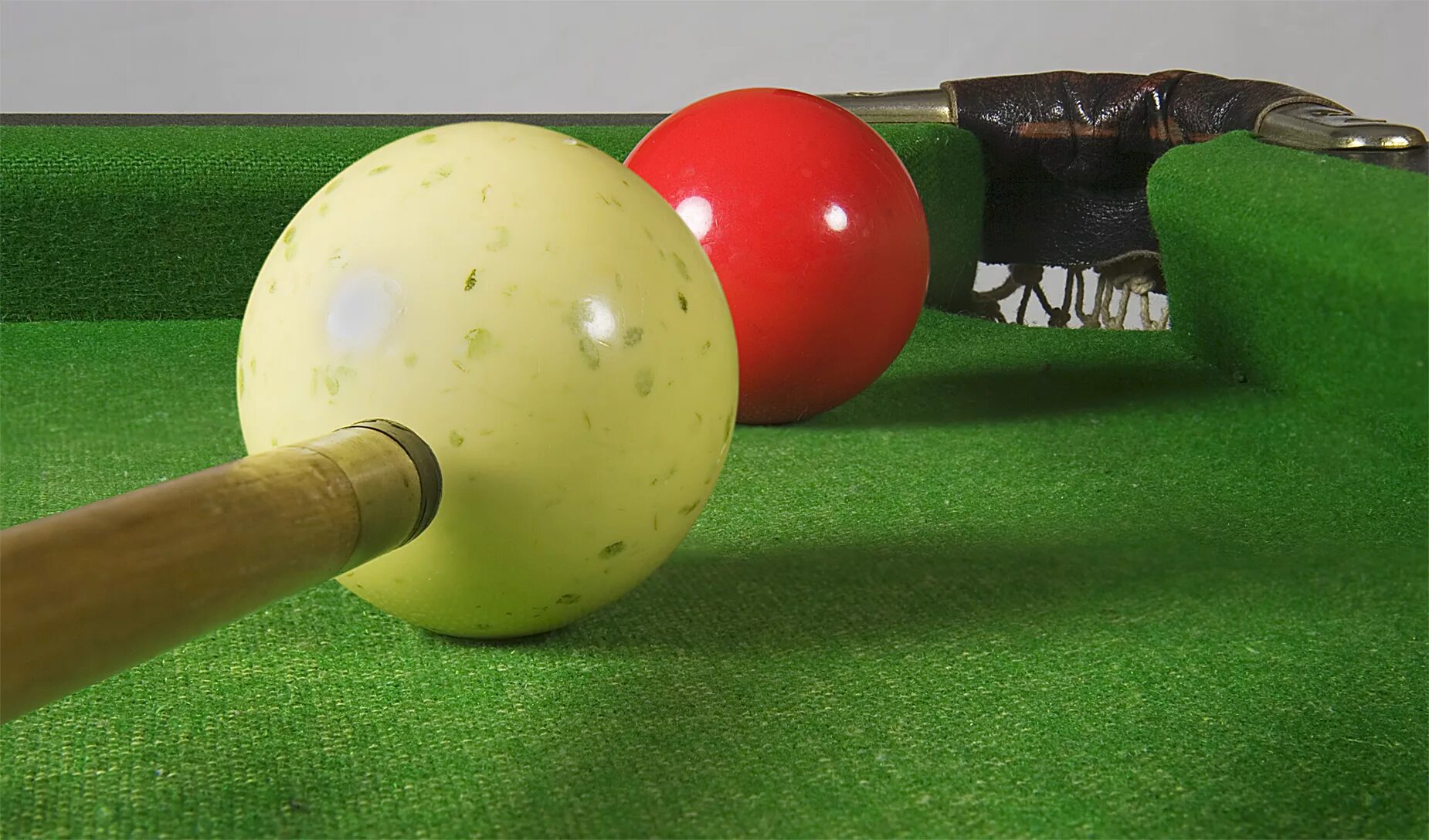 Шар в лузе в бильярде. Игра бильярд Snooker. Бильярдный шары. Шар для бильярда. Шары на бильярдном столе.