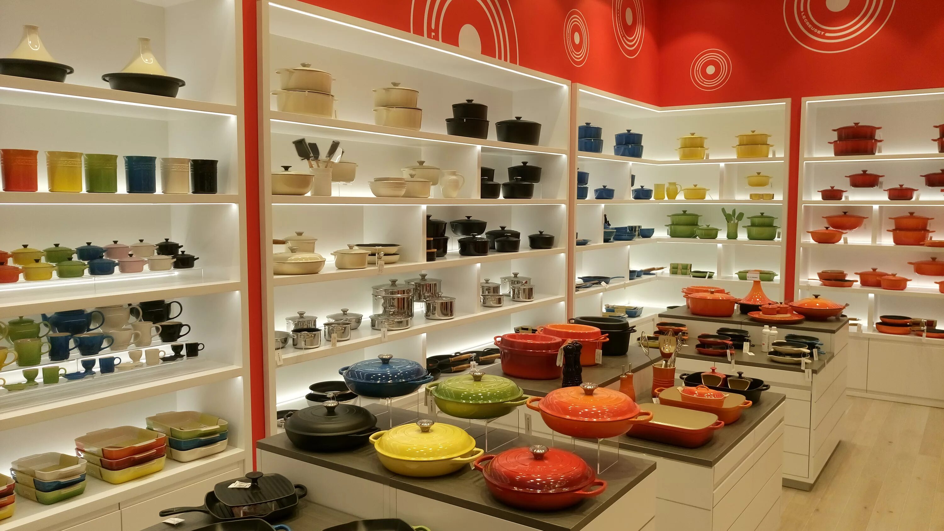 красивая выкладка арсуды. выкладка посуды в магазине. вильямс оливер интернет магазин посуда. розничный магазин посуды. лавка посуды.