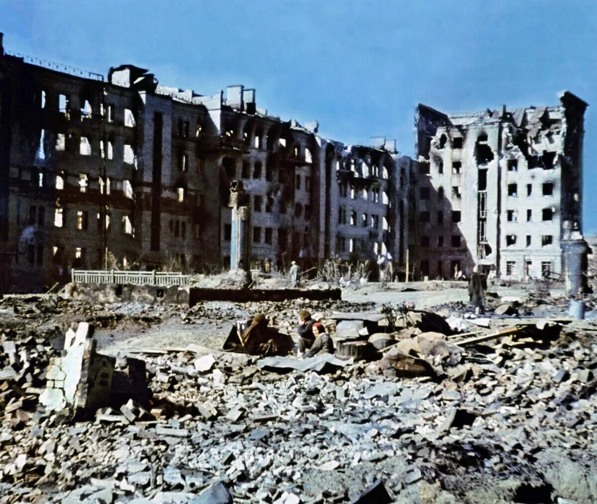 Сталинградская битва город после битвы. Сталинград после битвы 1943 год. Сталинград город после боев 1943. Сталинградская битва руины города. Руины Сталинграда 1942 года.