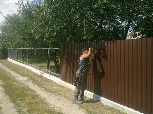 Забор из металлического штакетника в Калининграде: 105 строителей со средним рей
