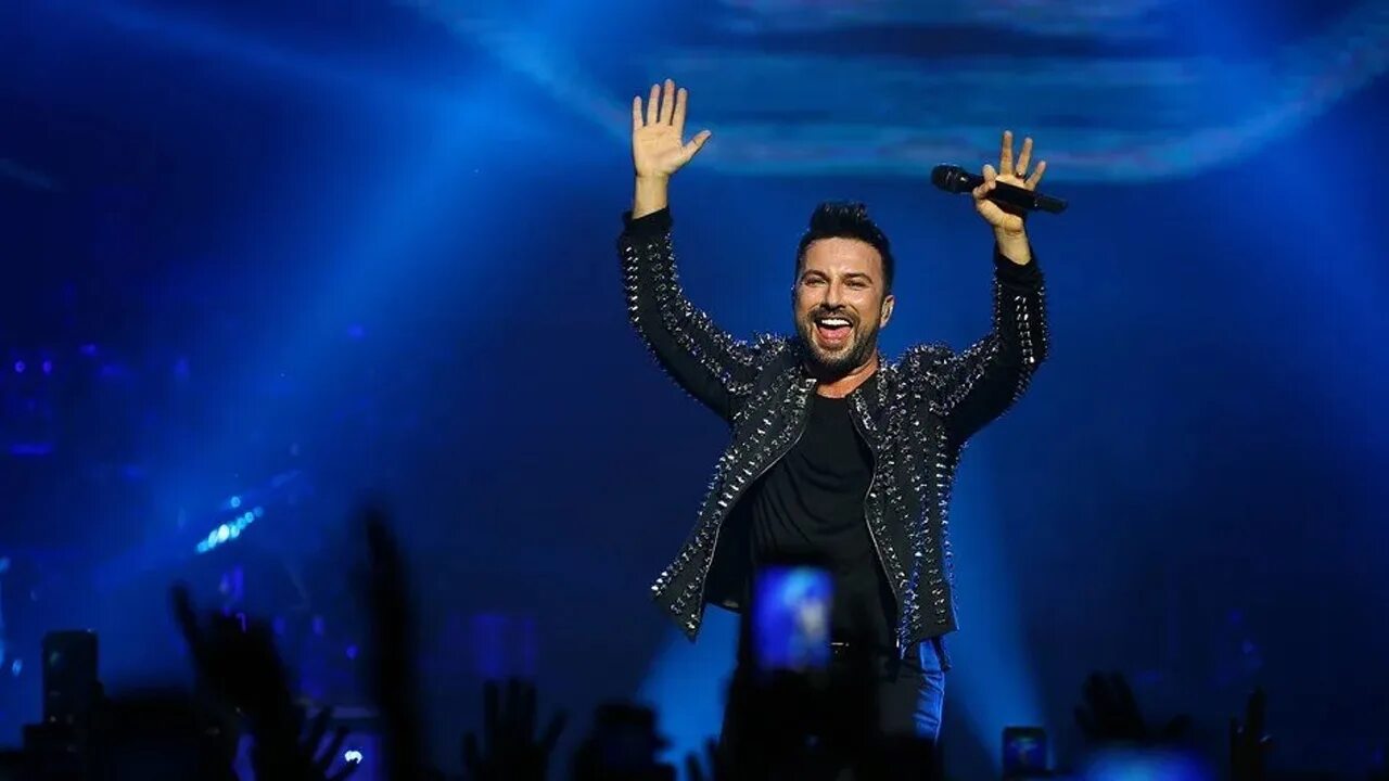 Tarkan сейчас 2022. Таркан. Таркан турецкий певец 2022. Tarkan концерты 2022 в турции. Таркан певцы и певицы турции.