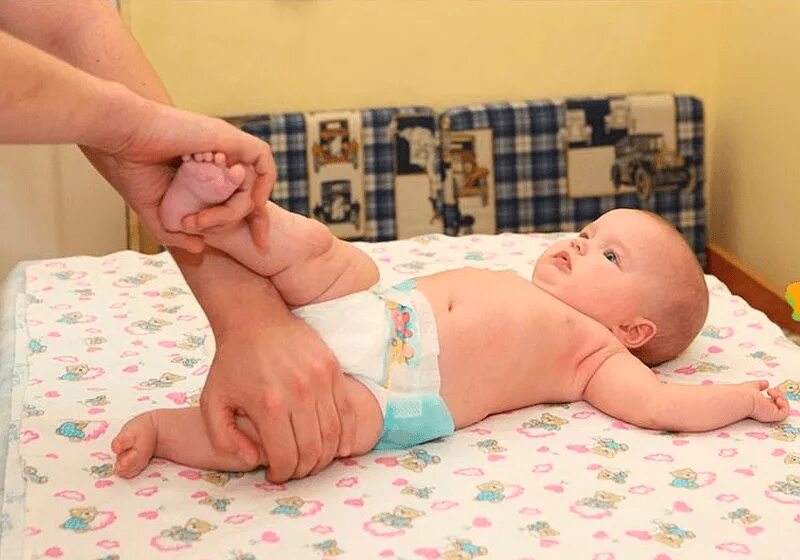 Ножки в 6 месяцев. Научить ребёнка переворачиваться на живот. Научить ребенка переворачиватьс. Переворачивание ребенка со спины на живот.