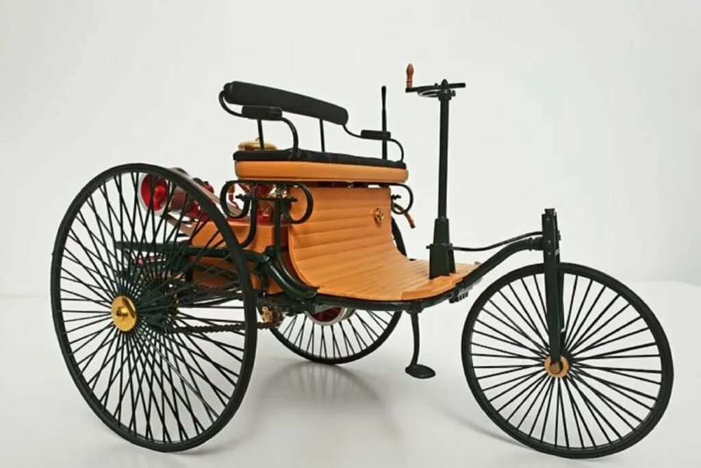 Первый автомобиль внутреннего. Benz Patent-Motorwagen 1886. Benz Patent-Motorwagen 1886 двигатель. Benz Patent-Motorwagen 1886 года. Мерседес Бенц первый автомобиль 1886.