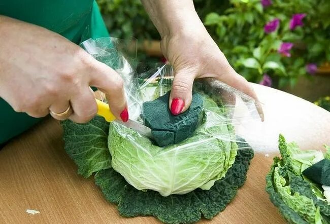 Втыкаются цветы. Букет с губкой флористической. Оазис для цветов. Букет с губкой флористической. Куда втыкают цветы.