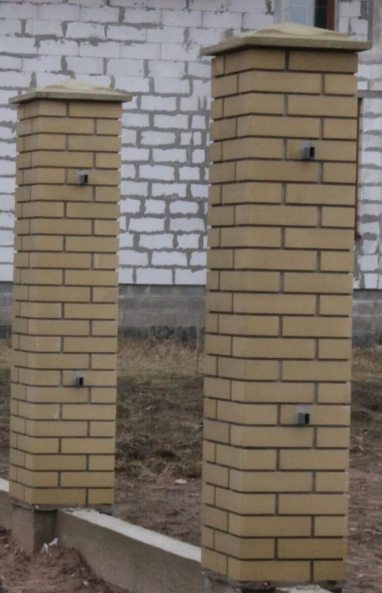 Сколько кирпичей уходит на столб. Кирпичный столб 380х380 порядовка. кирпичный столбик 380*380. кирпичная колонна 250 на 380. столб 380 380.