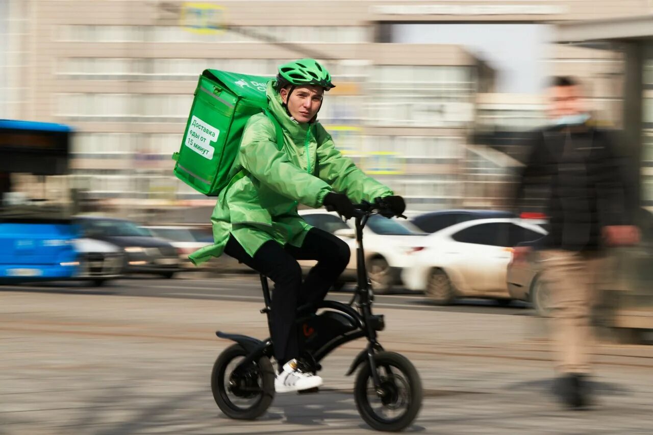 Continue delivery. Delivery club курьер. доставщик delivery club. деливери доставка. работник delivery club.